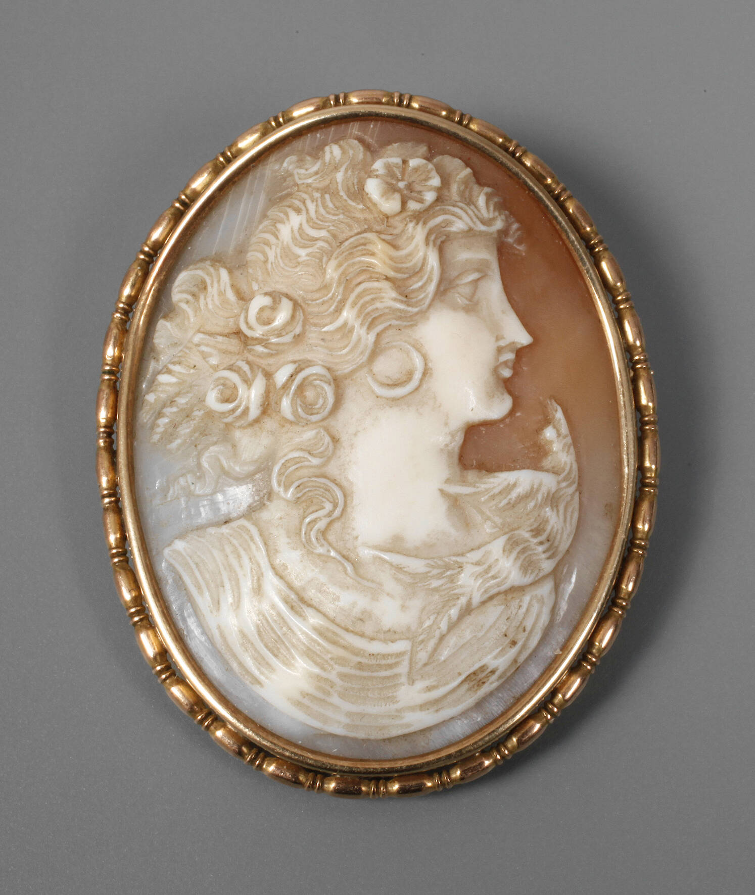 Brosche mit feiner Muschelkamee