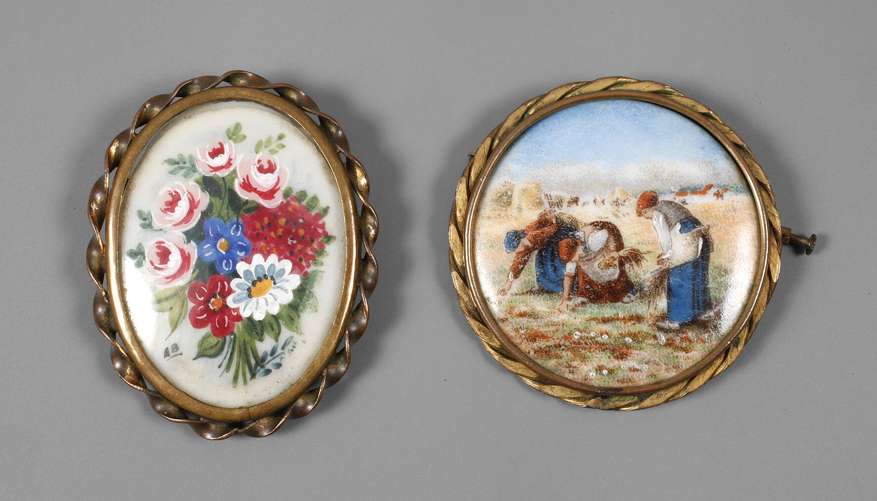 Zwei Porzellanbroschen