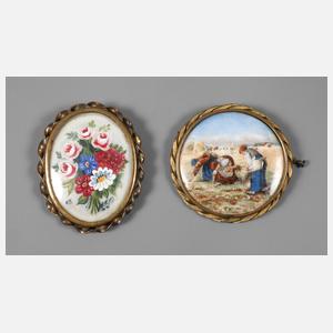 Zwei Porzellanbroschen