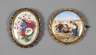 Zwei Porzellanbroschen