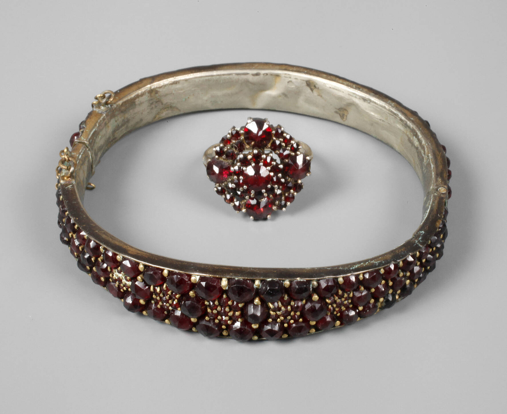 Armreif und Ring mit Granatbesatz
