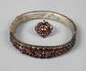 Armreif und Ring mit Granatbesatz