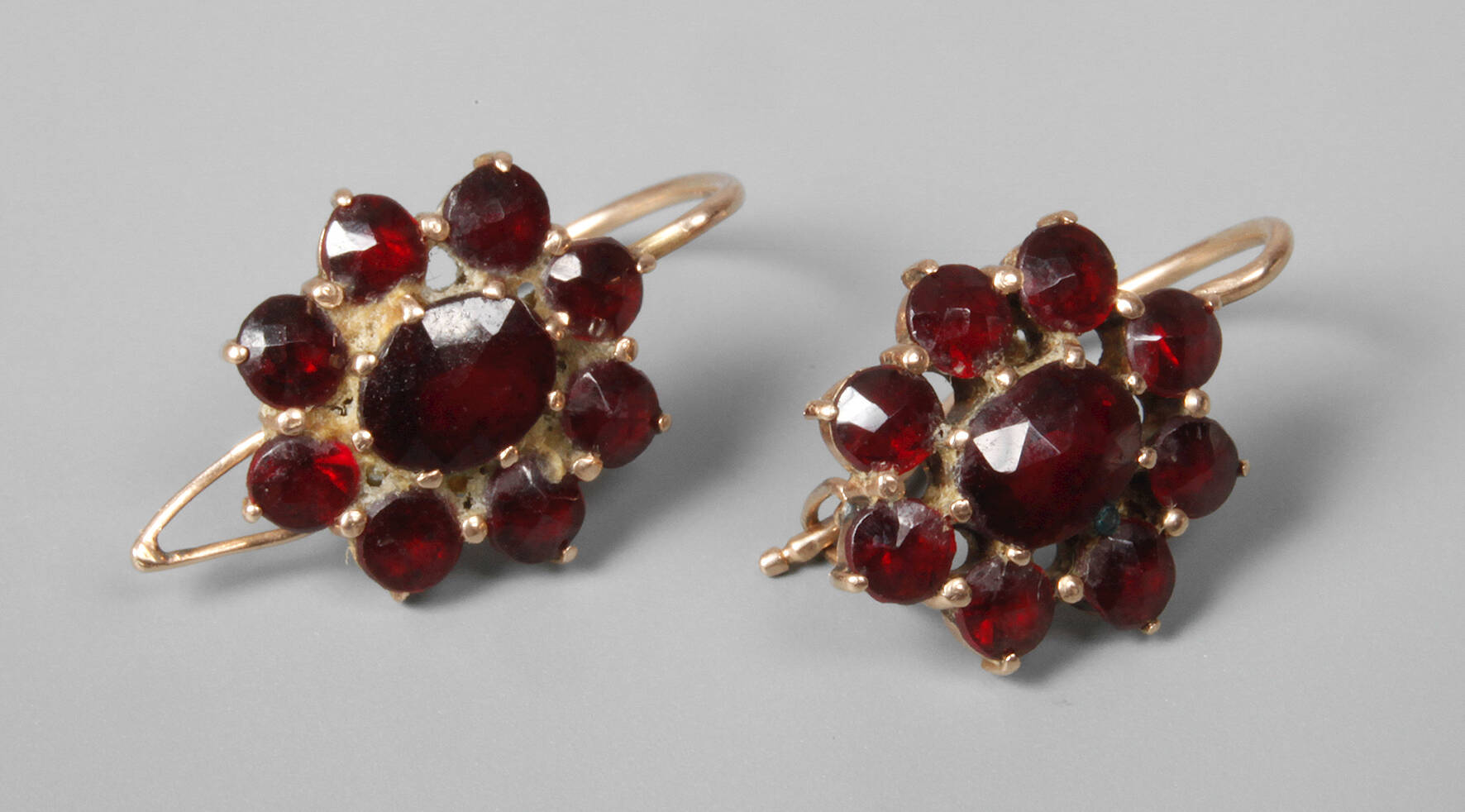 Paar Ohrringe mit Granat