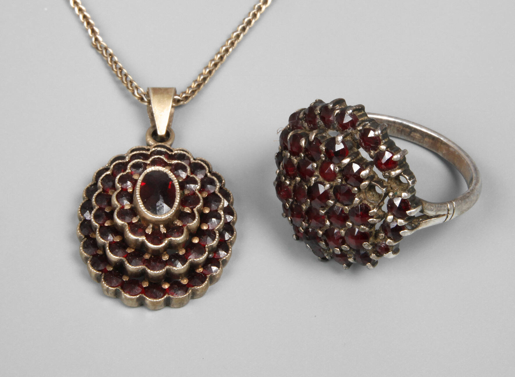 Zwei Teile Granatschmuck
