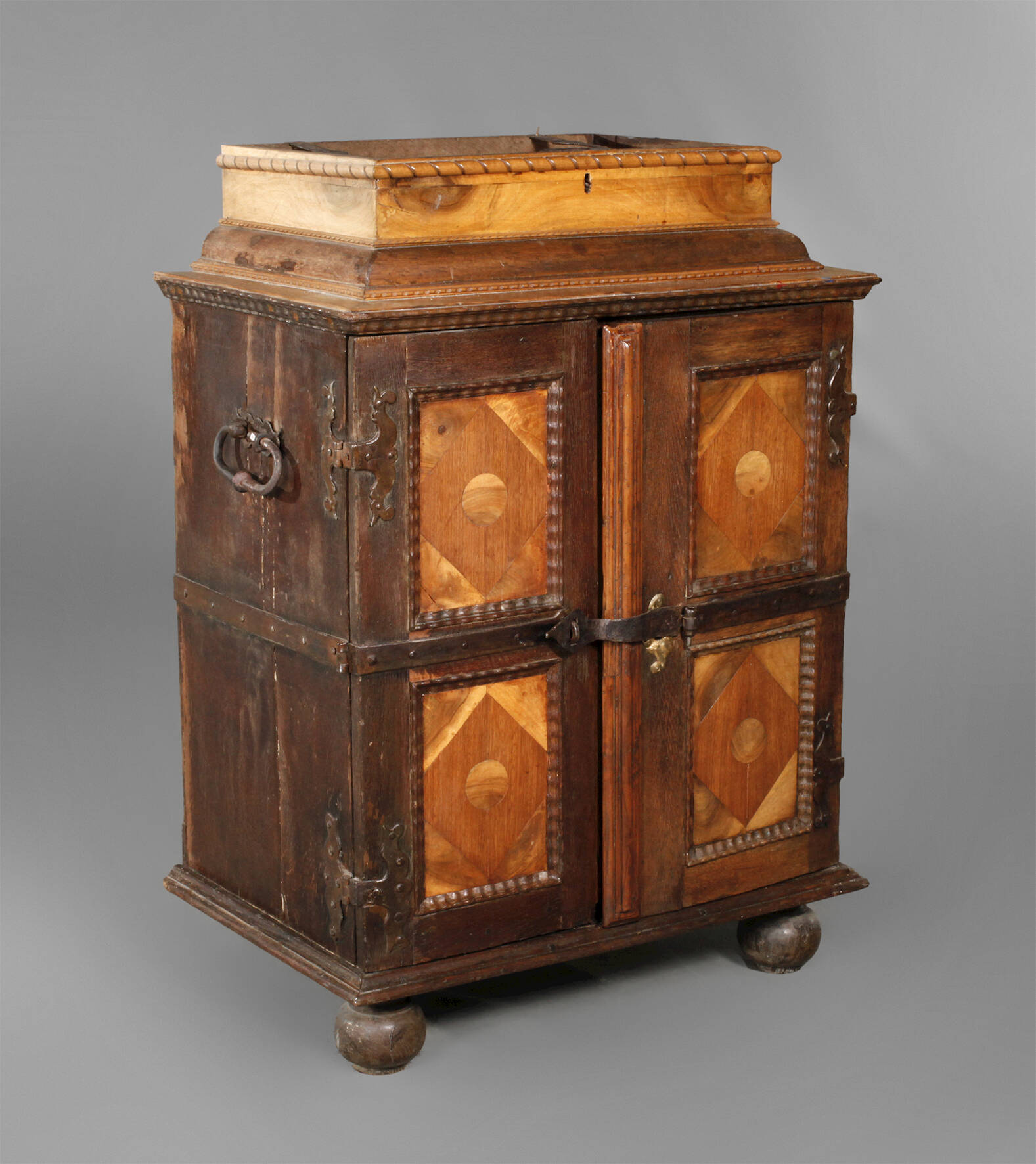 Frühbarockes Kabinettschränkchen