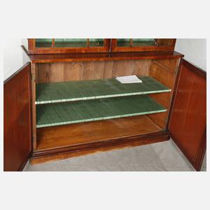 Neogotische Büchervitrine