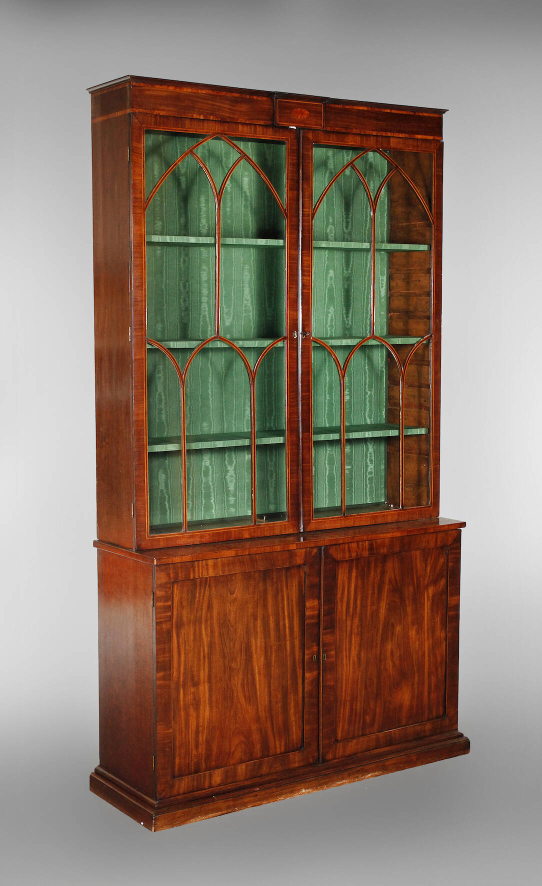 Neogotische Büchervitrine