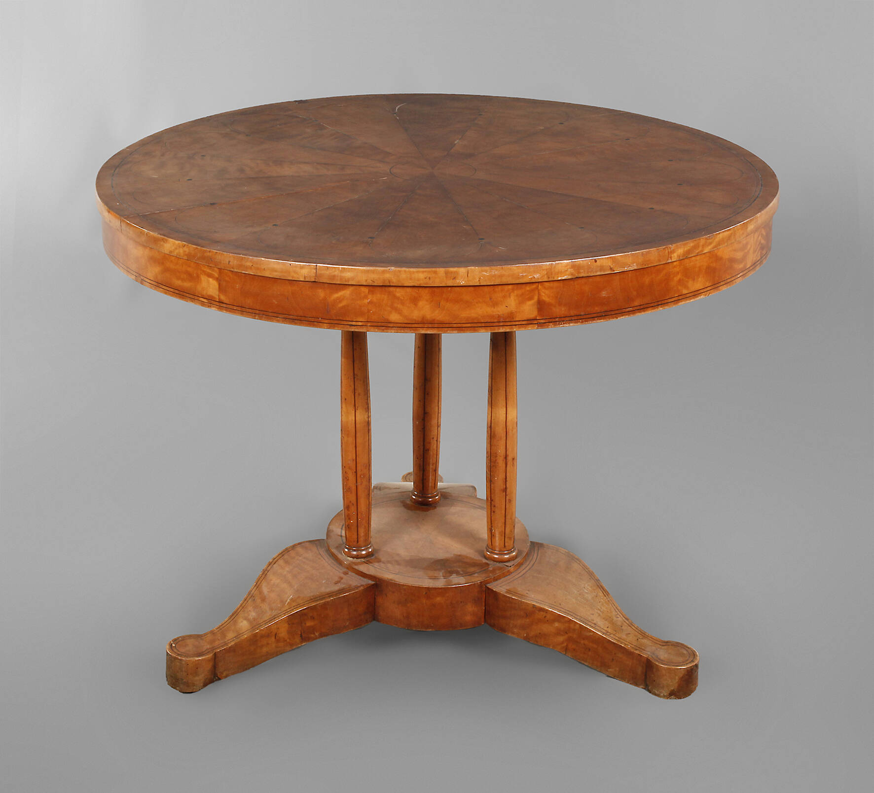 Runder Biedermeiertisch