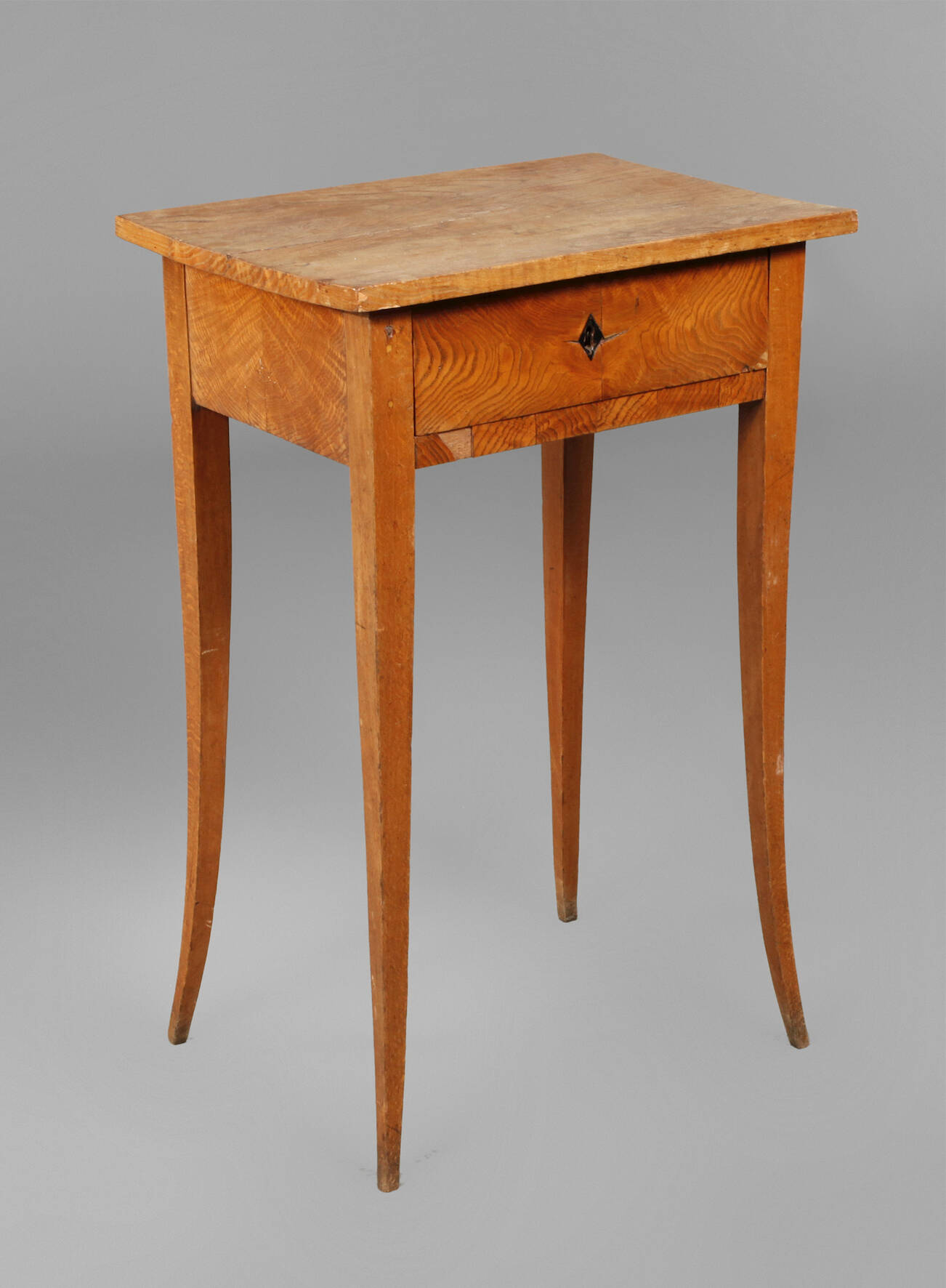 Kleines Biedermeiertischchen