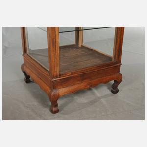 Ungewönliche Vierseitenvitrine