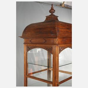 Ungewönliche Vierseitenvitrine