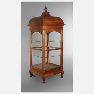 Ungewönliche Vierseitenvitrine