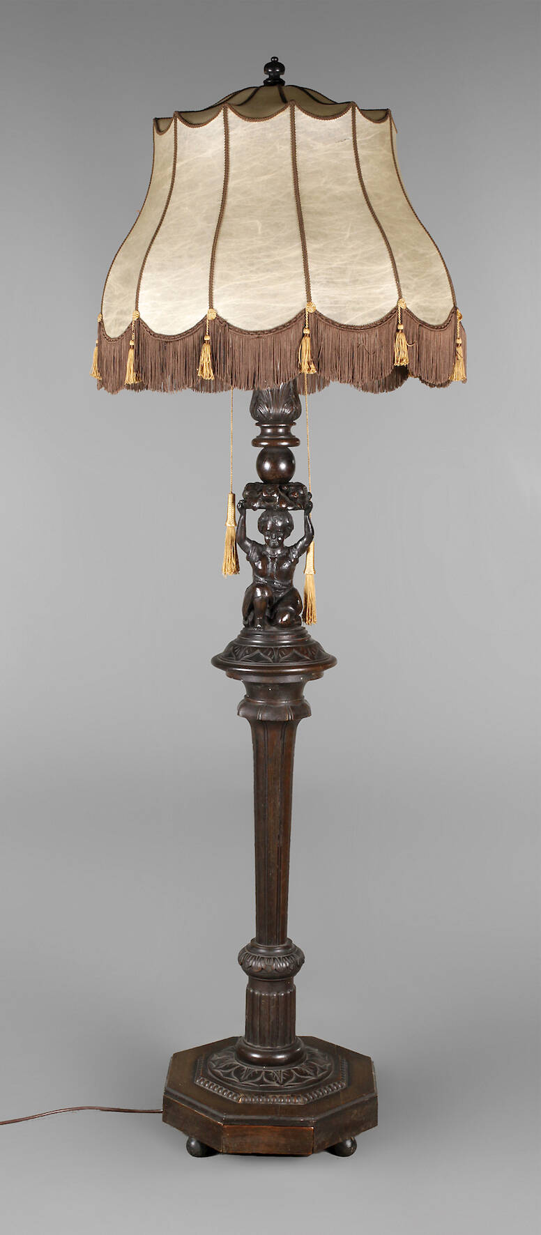 Geschnitzte Salonstehlampe