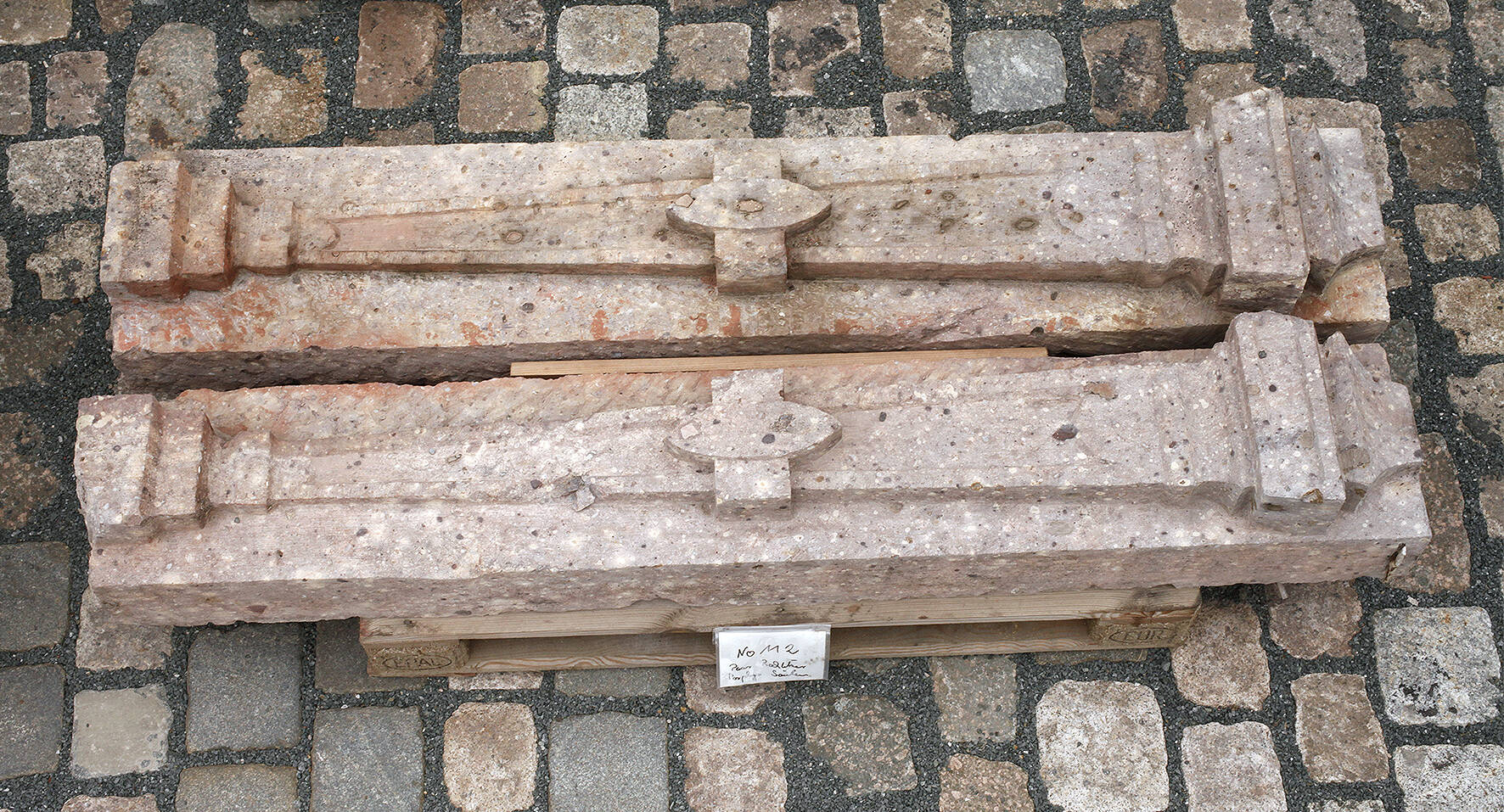 Paar Rochlitzer Porphyrsäulen