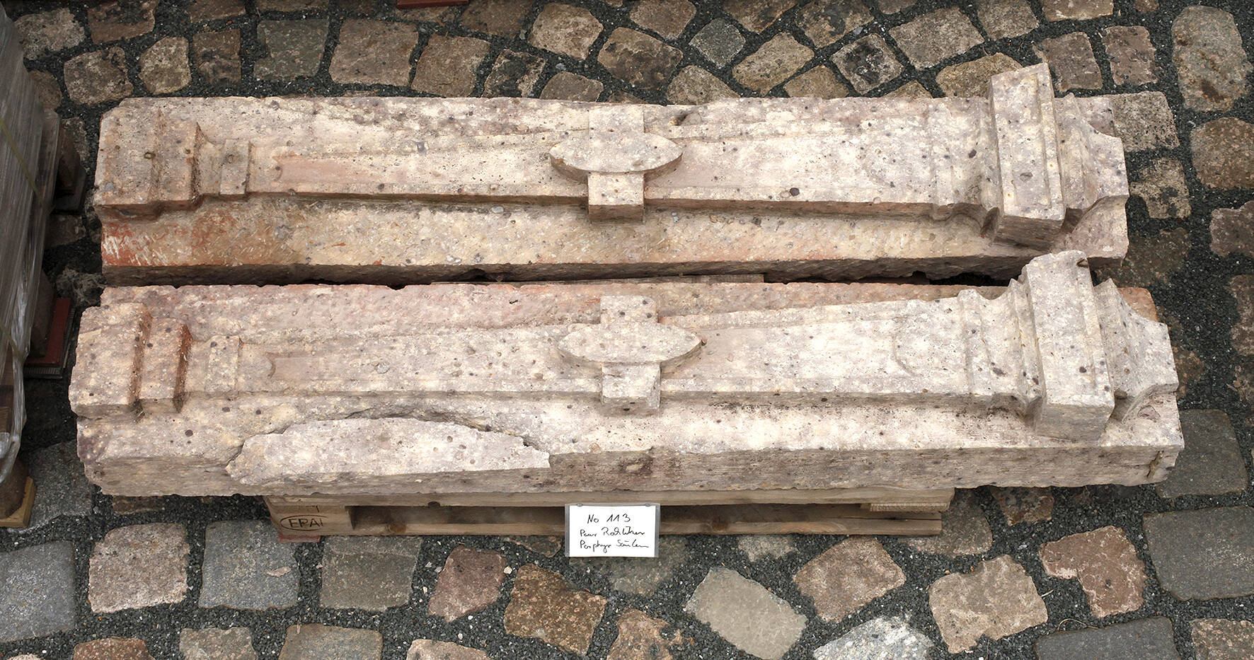 Paar Rochlitzer Porphyrsäulen