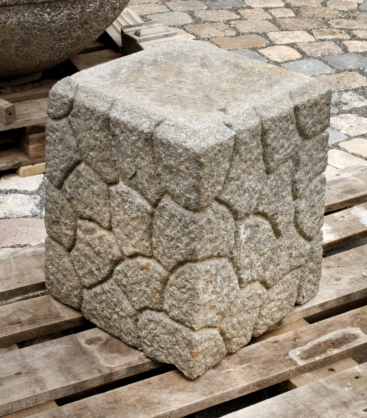 Sockelstein für Gartenskulptur Basalt