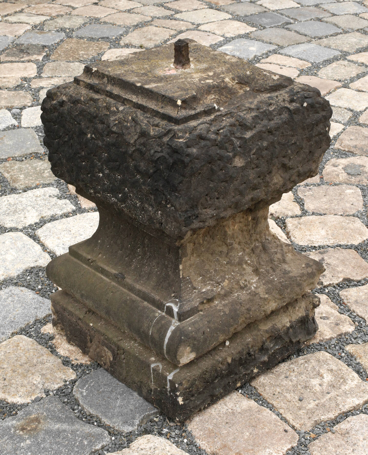 Sockelstein für Gartenskulptur