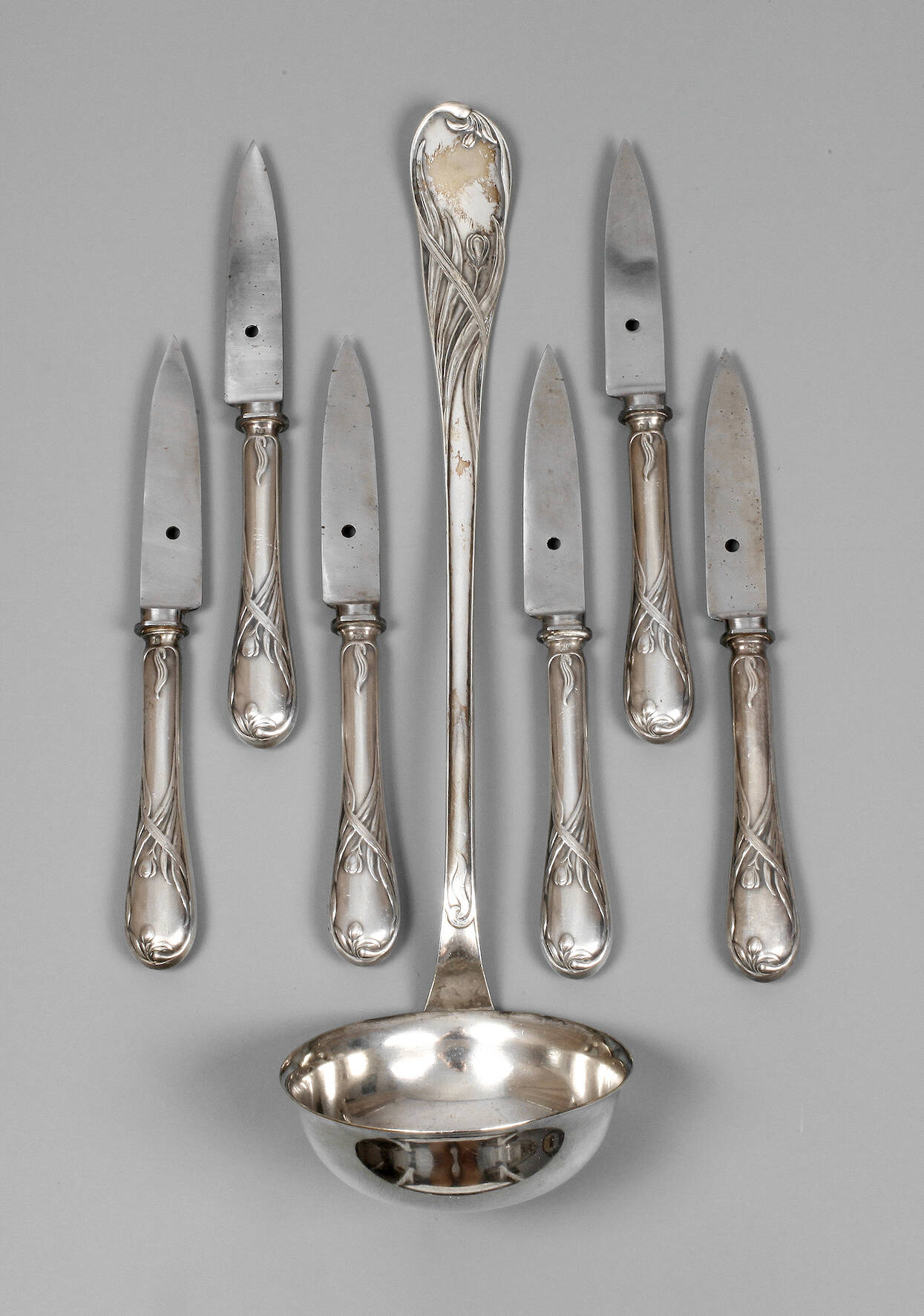 Sechs Austernmesser und Schöpfkelle