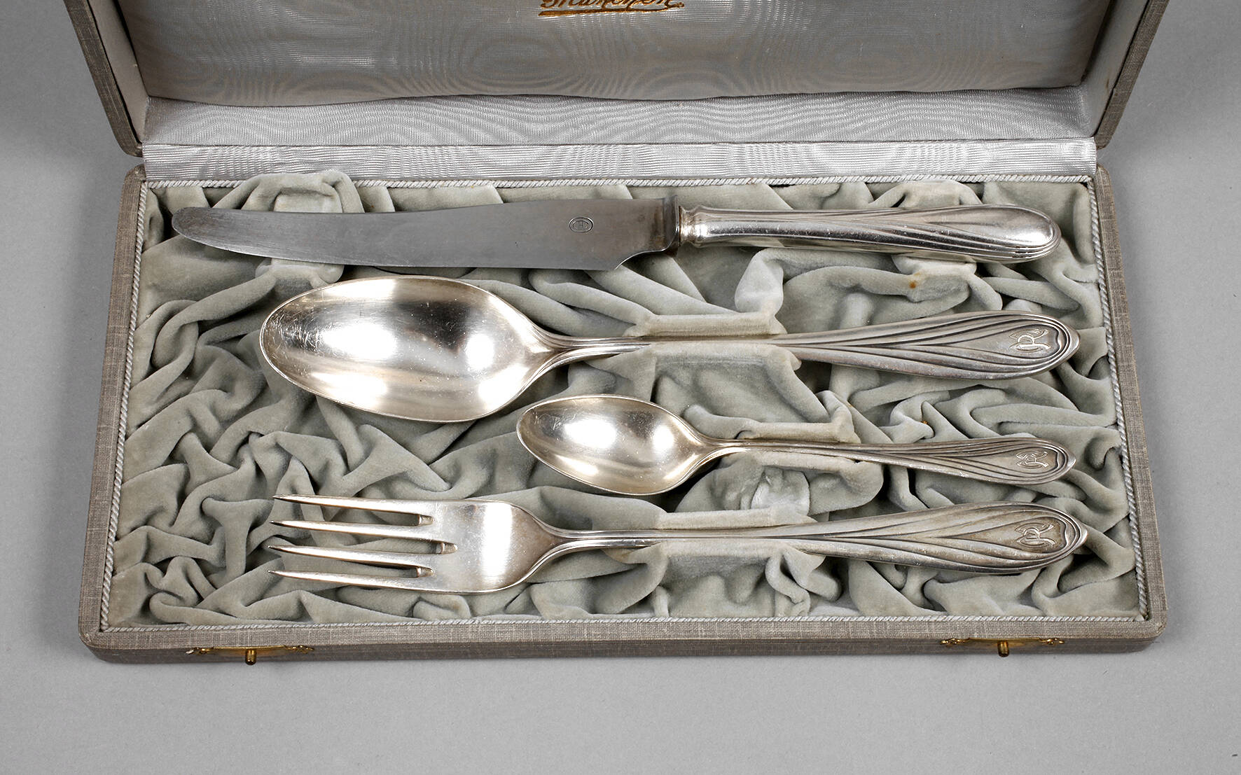 Hans Christiansen, vier Besteckteile im Geschenketui