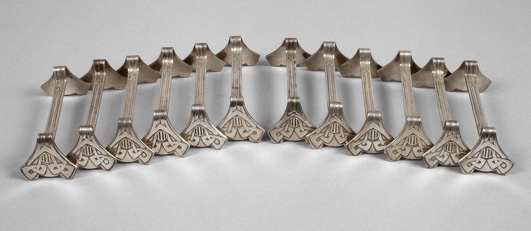 Zwölf Messerbänkchen Jugendstil