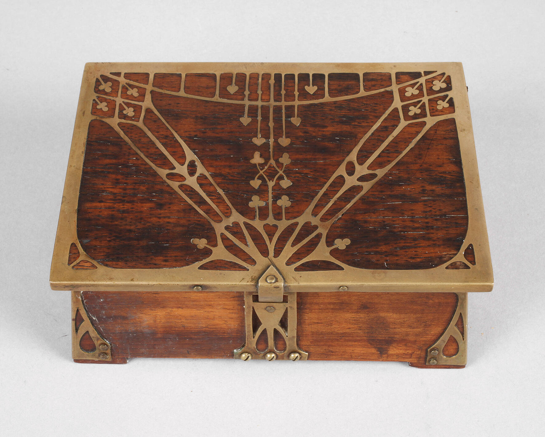 Holzschatulle mit Messingeinlegearbeit