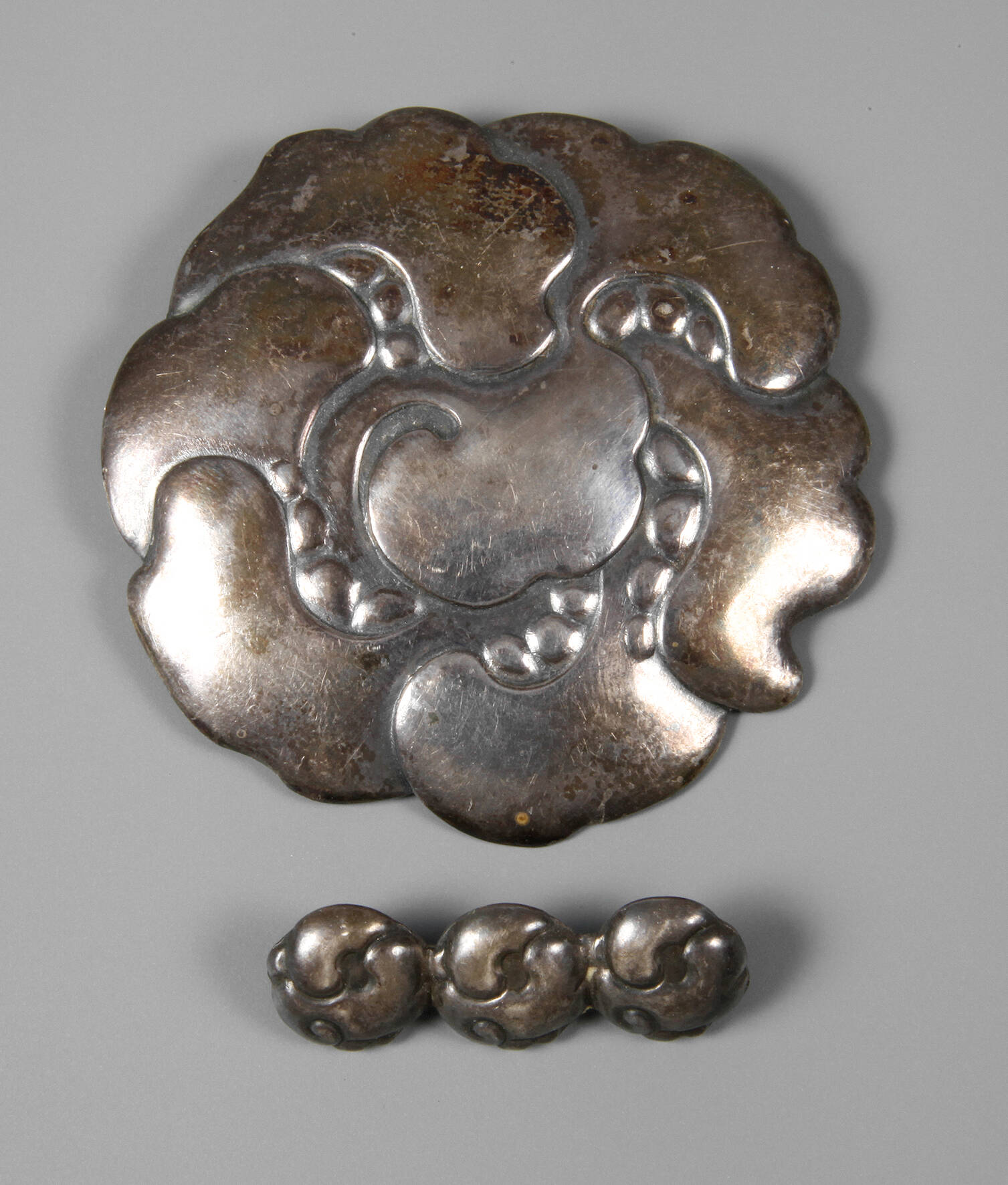 Zwei Silberbroschen