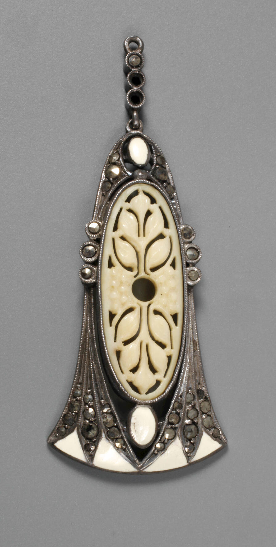 Elfenbeinanhänger mit Markasiten