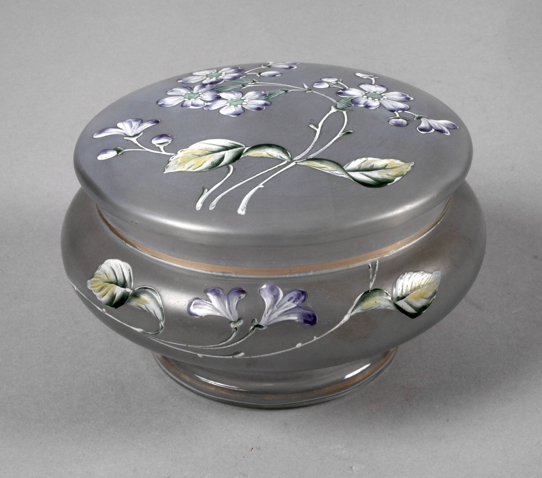 Schmuckdose mit Blütendekor
