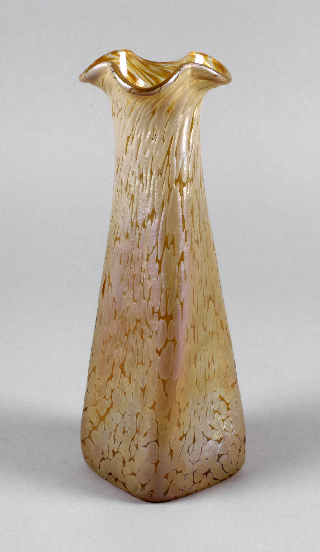 Lötz Wwe. Vase "Candia Papillon" um 1900, farbloses Glas, ausgekugelter Abriss, silbergelbe und lachsfarbene Kröselaufschmelzungen, reduziert und irisiert, die Mündung vierfach gelappt, im Schulterberreich verdreht, guter Originalzustand, H 29 cm.