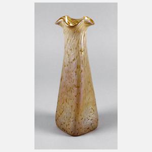 Lötz Wwe. Vase "Candia Papillon" um 1900, farbloses Glas, ausgekugelter Abriss, silbergelbe und lachsfarbene Kröselaufschmelzungen, reduziert und irisiert, die Mündung vierfach gelappt, im Schulterberreich verdreht, guter Originalzustand, H 29 cm.