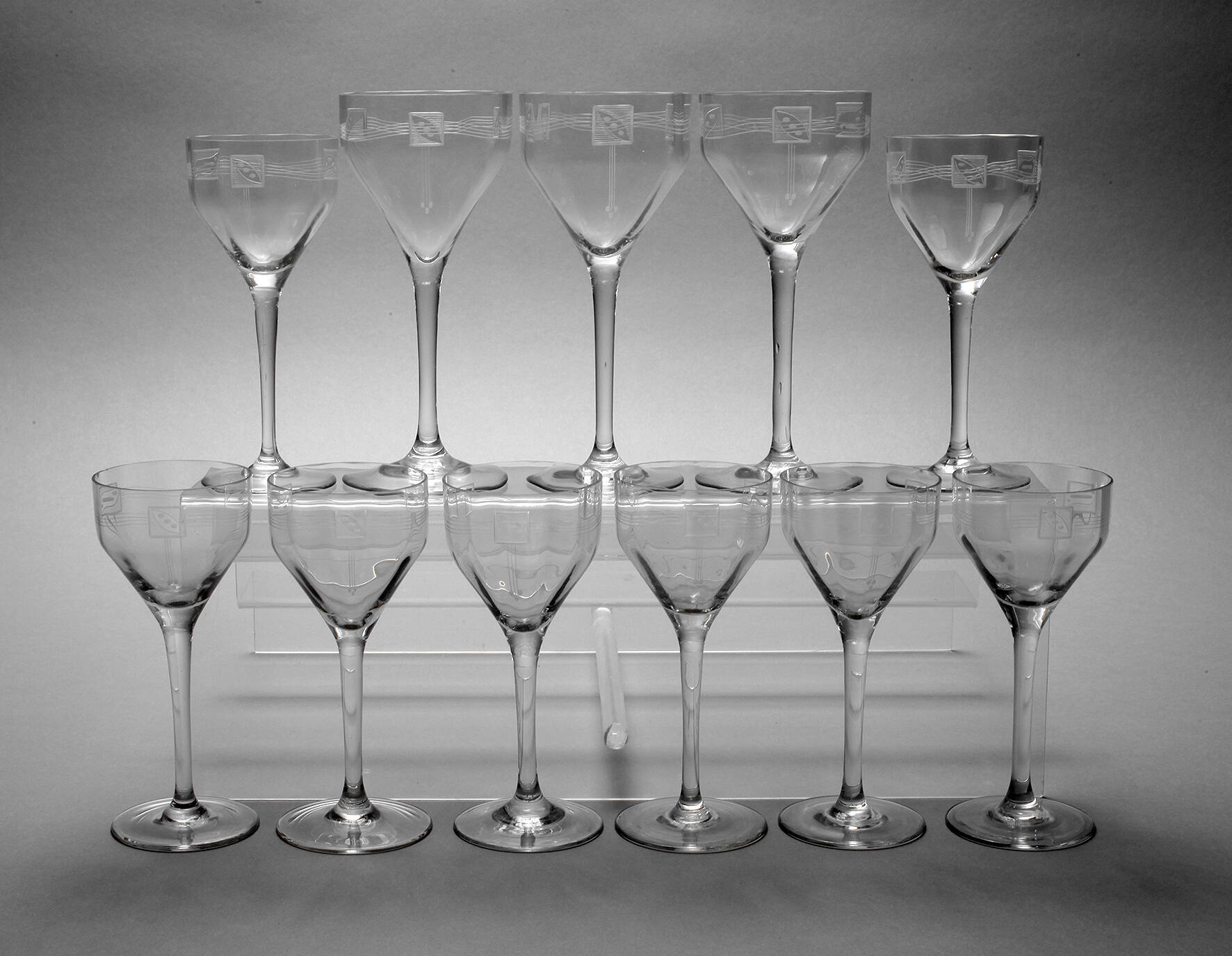 Acht Süßwein- und drei Weißweingläser