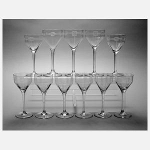 Acht Süßwein- und drei Weißweingläser