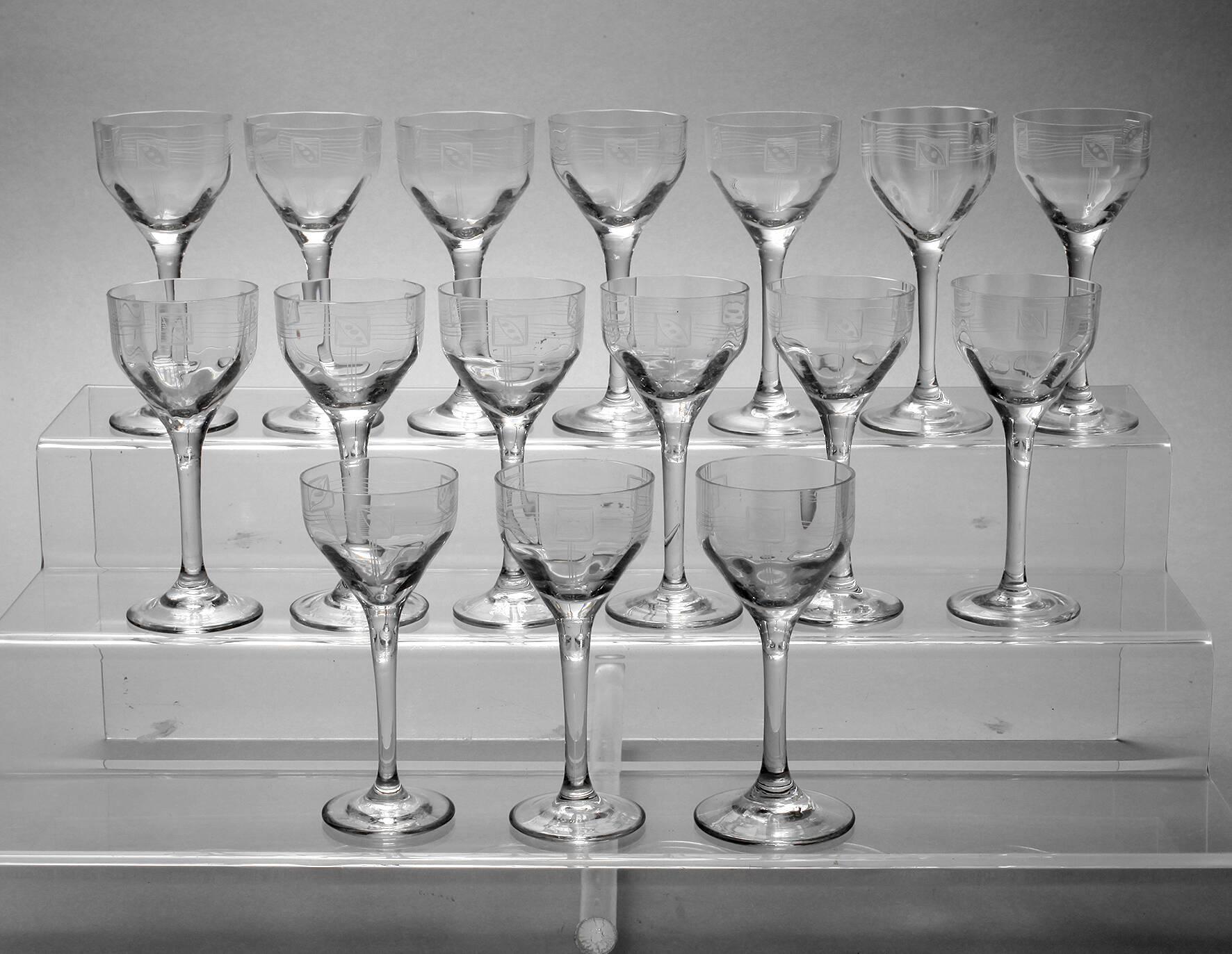 Sechzehn Schnaps-/Likörgläser