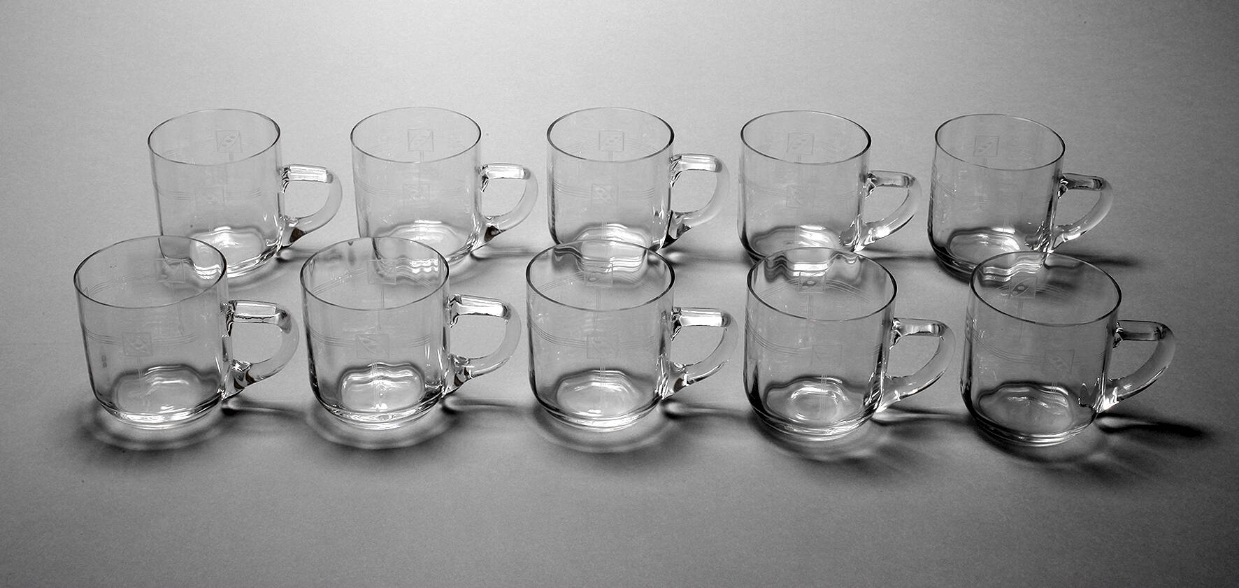 Zehn Henkeltassen