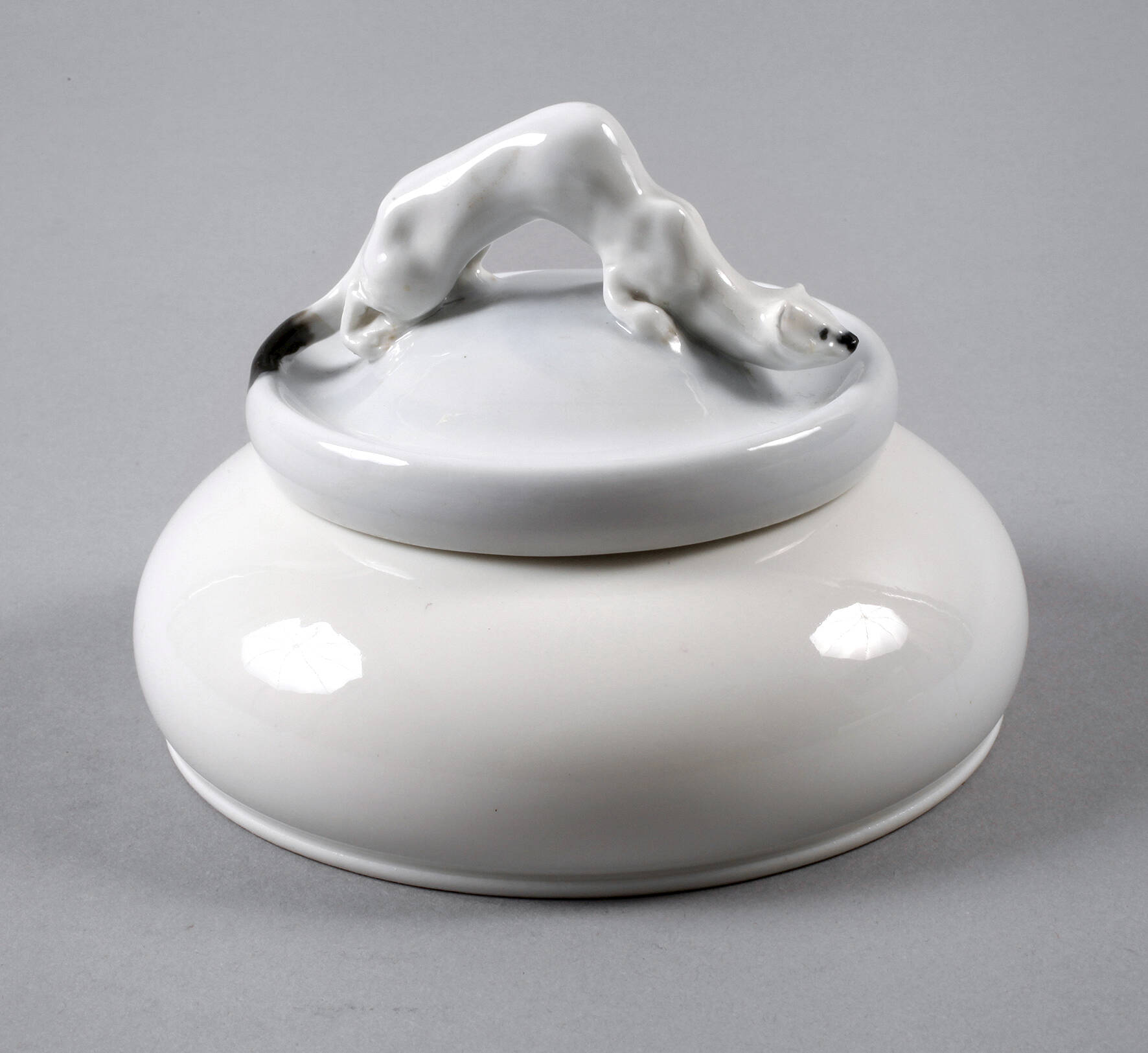 Meissen seltene Deckeldose mit Wiesel