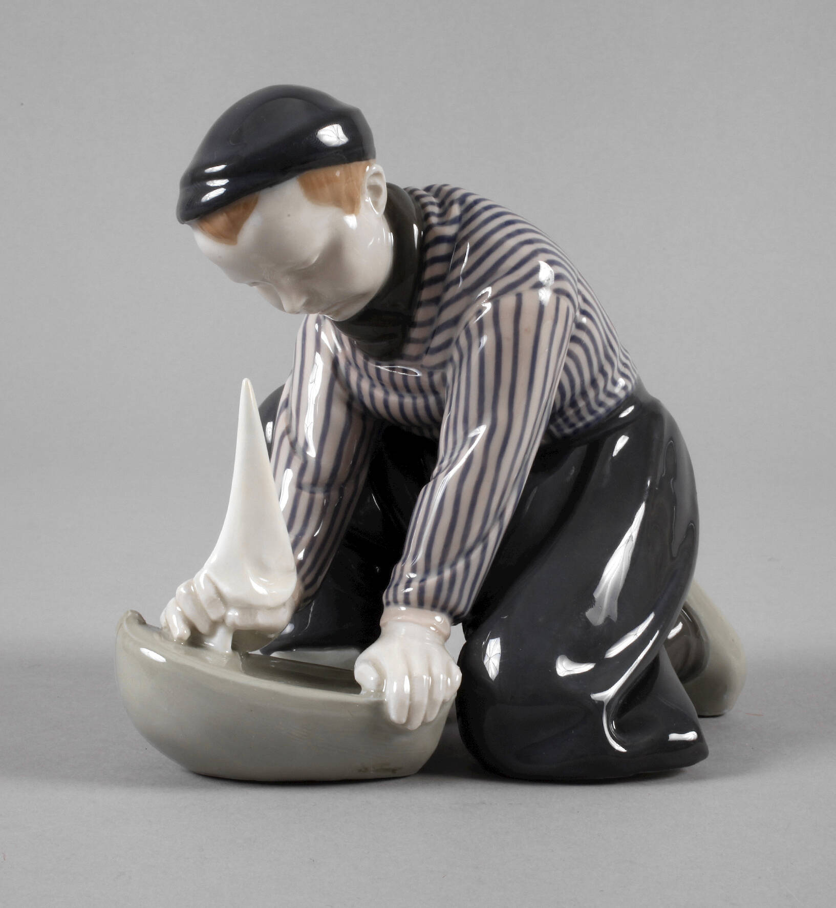 Meissen "Holländischer Junge mit Schiff"