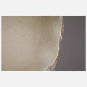 Michael Powolny Krinolinendame Sommer mit Schal