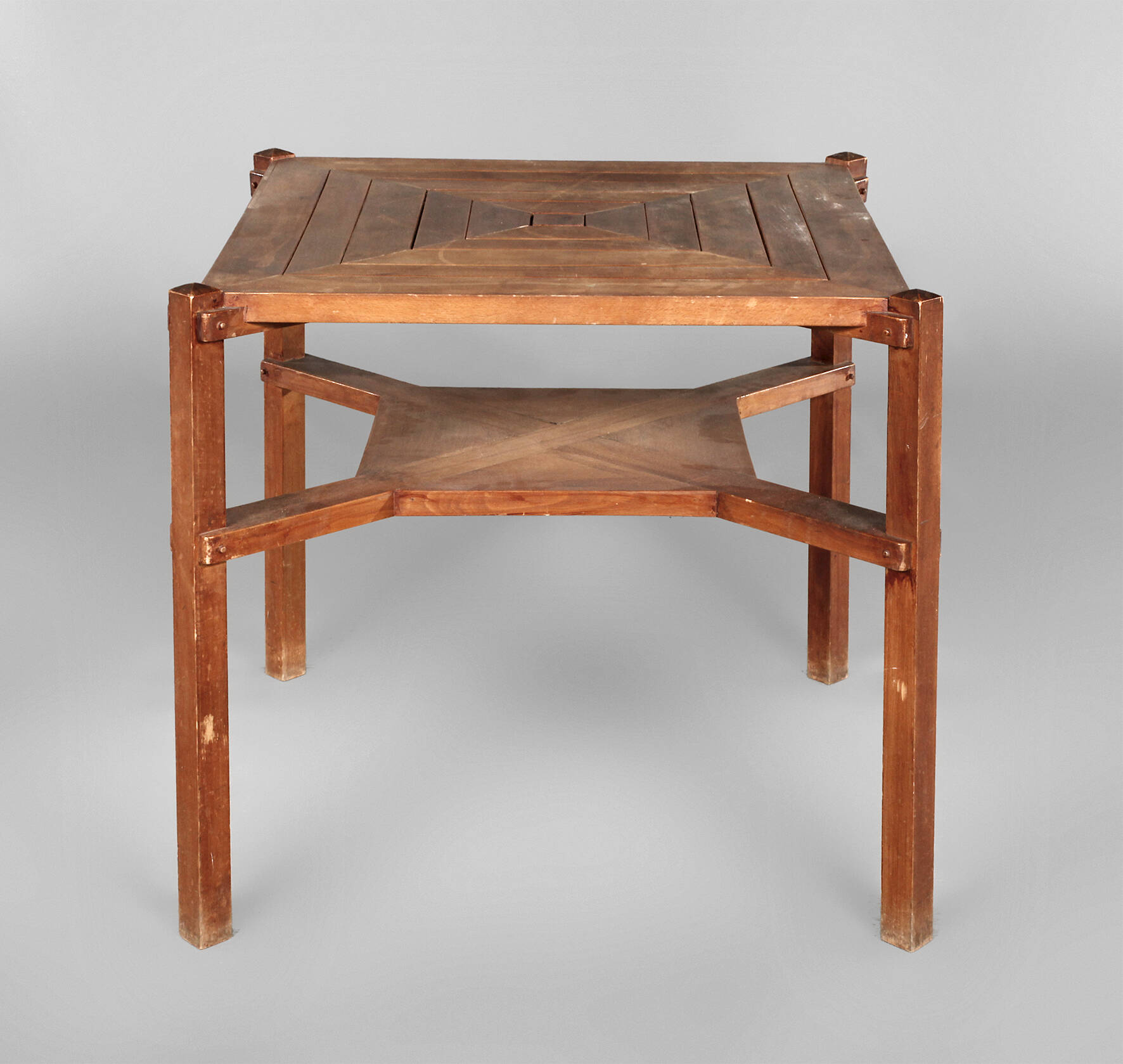 Konstruktivistischer Tisch