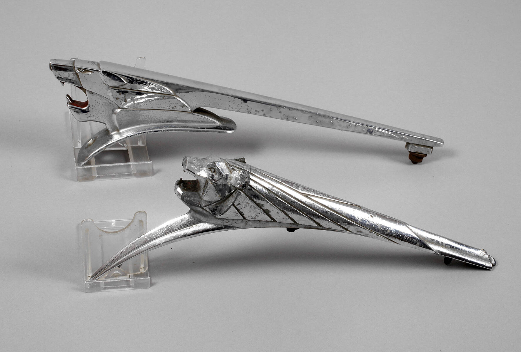 Zwei Kühlerfiguren Peugeot