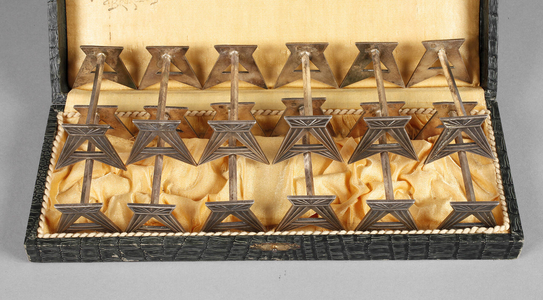 Zwölf Messerbänkchen Art déco