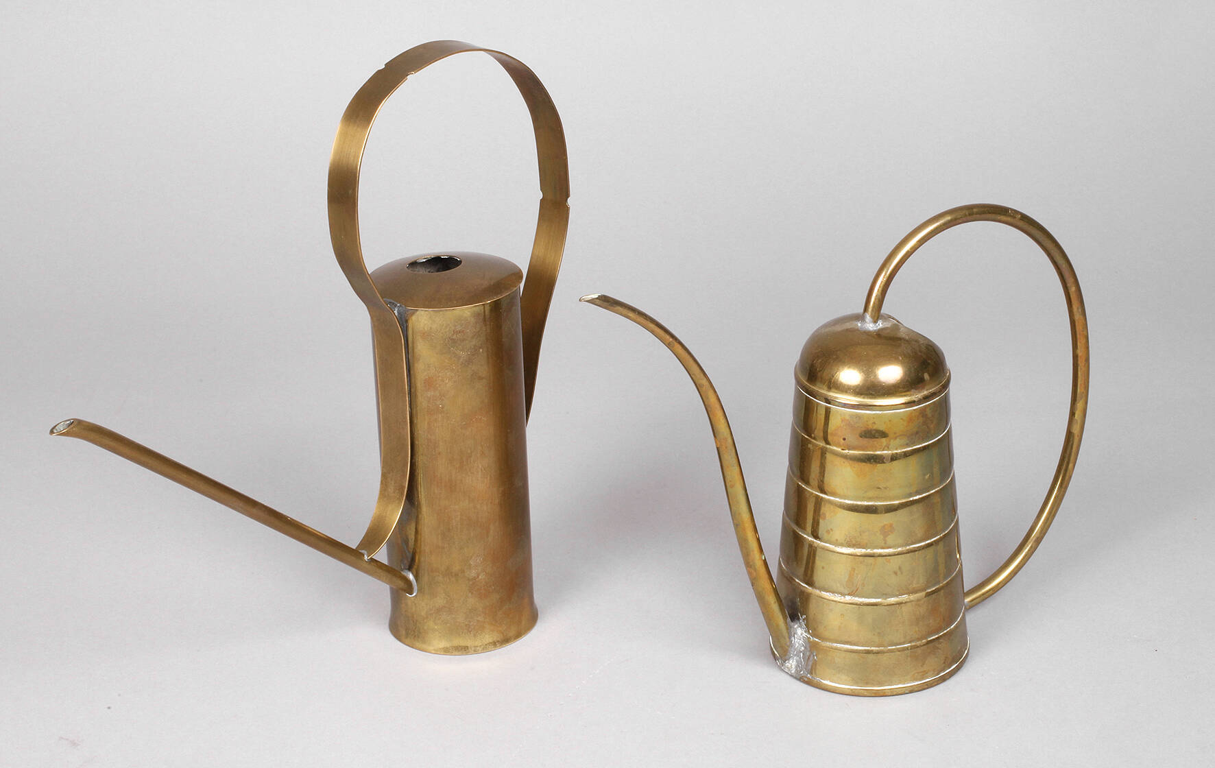 Zwei Gießkannen Messing Art déco