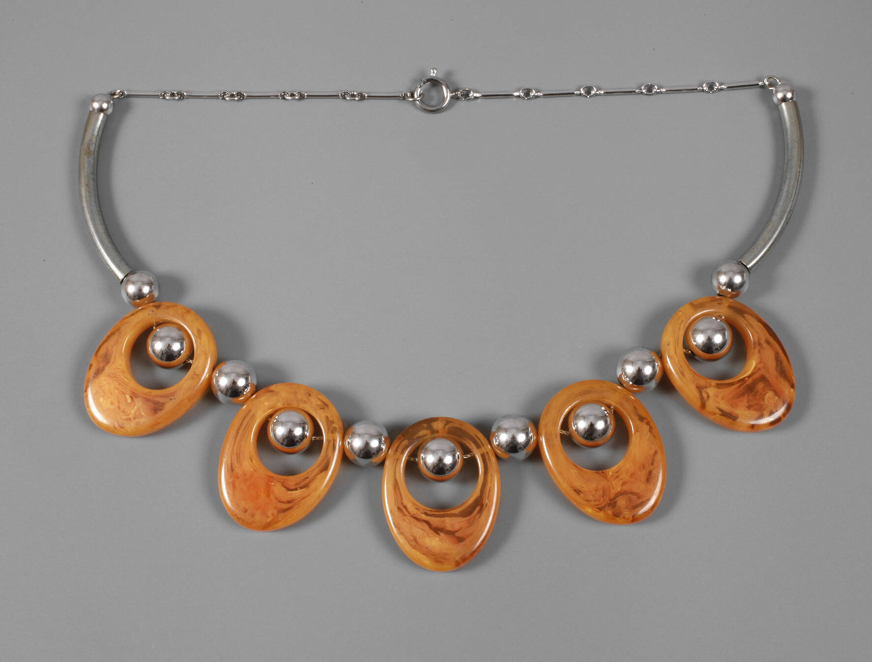 Collier mit Galalith