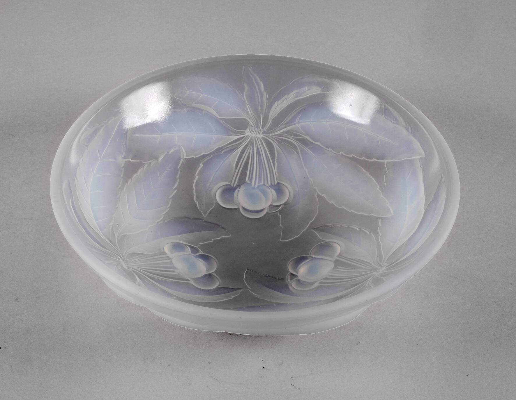 G. Vallon Opalglasschale Kirschdekor