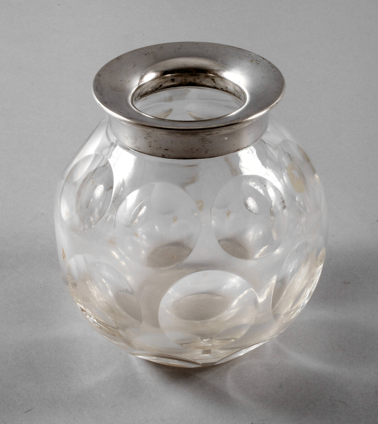 Kugelvase mit Metallmontierung