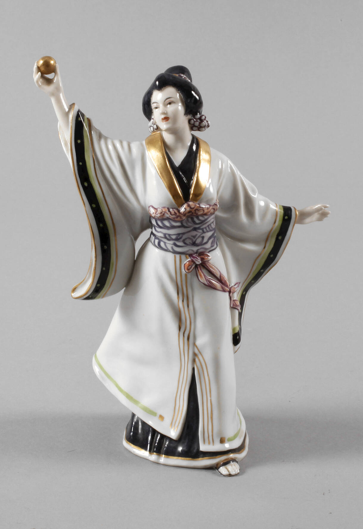 Volkstedt Japanerin mit Goldkugel