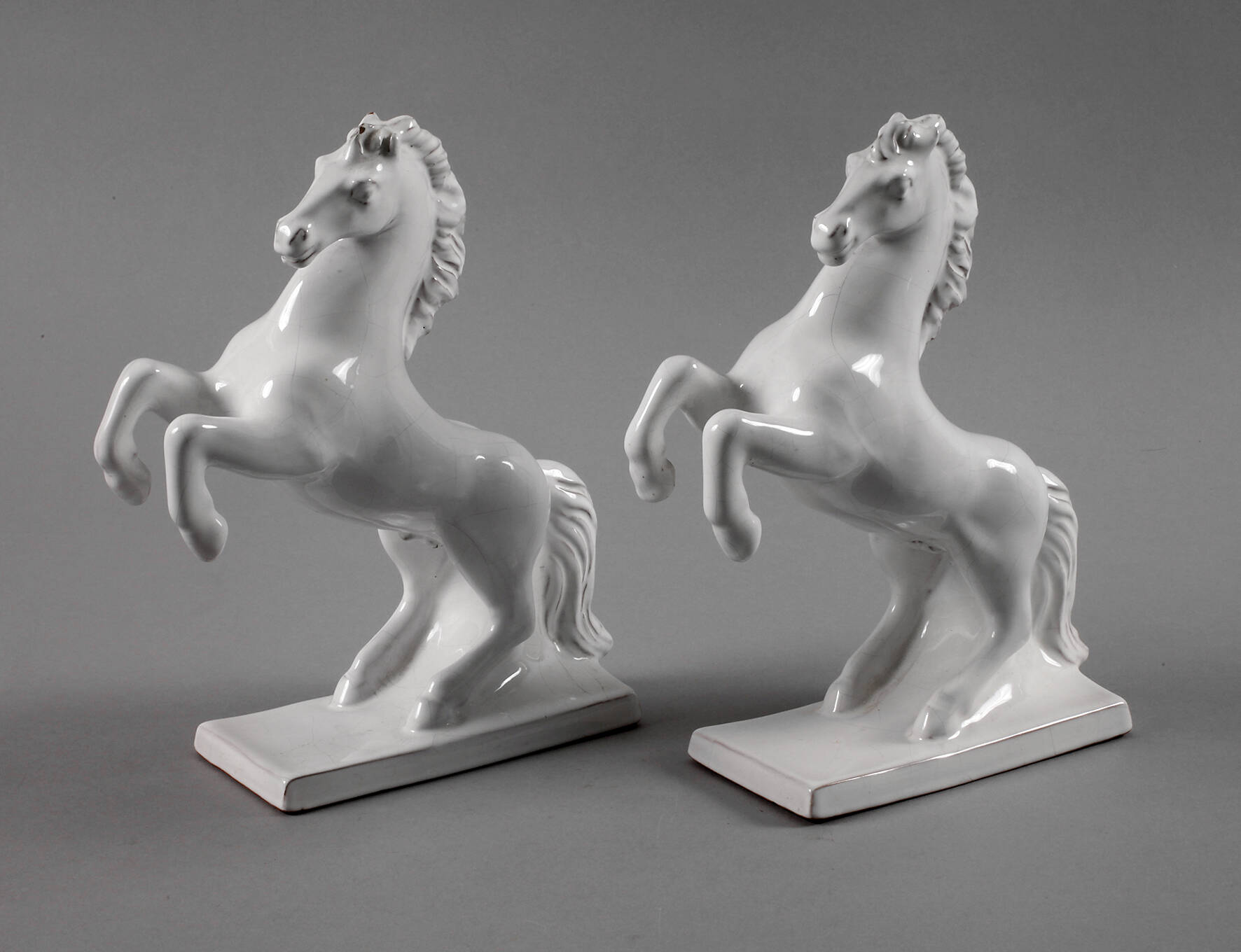 Paar springende Pferde