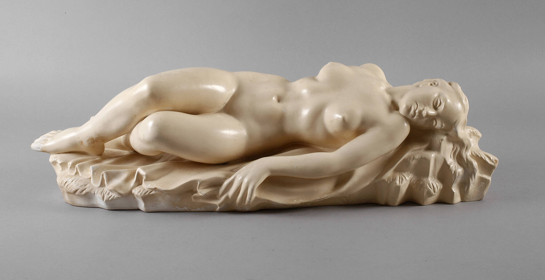 Srybr große Figur liegender weiblicher Akt