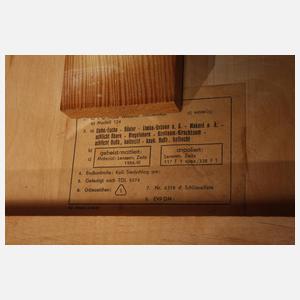 Ausziehtisch und drei Sessel Hellerau