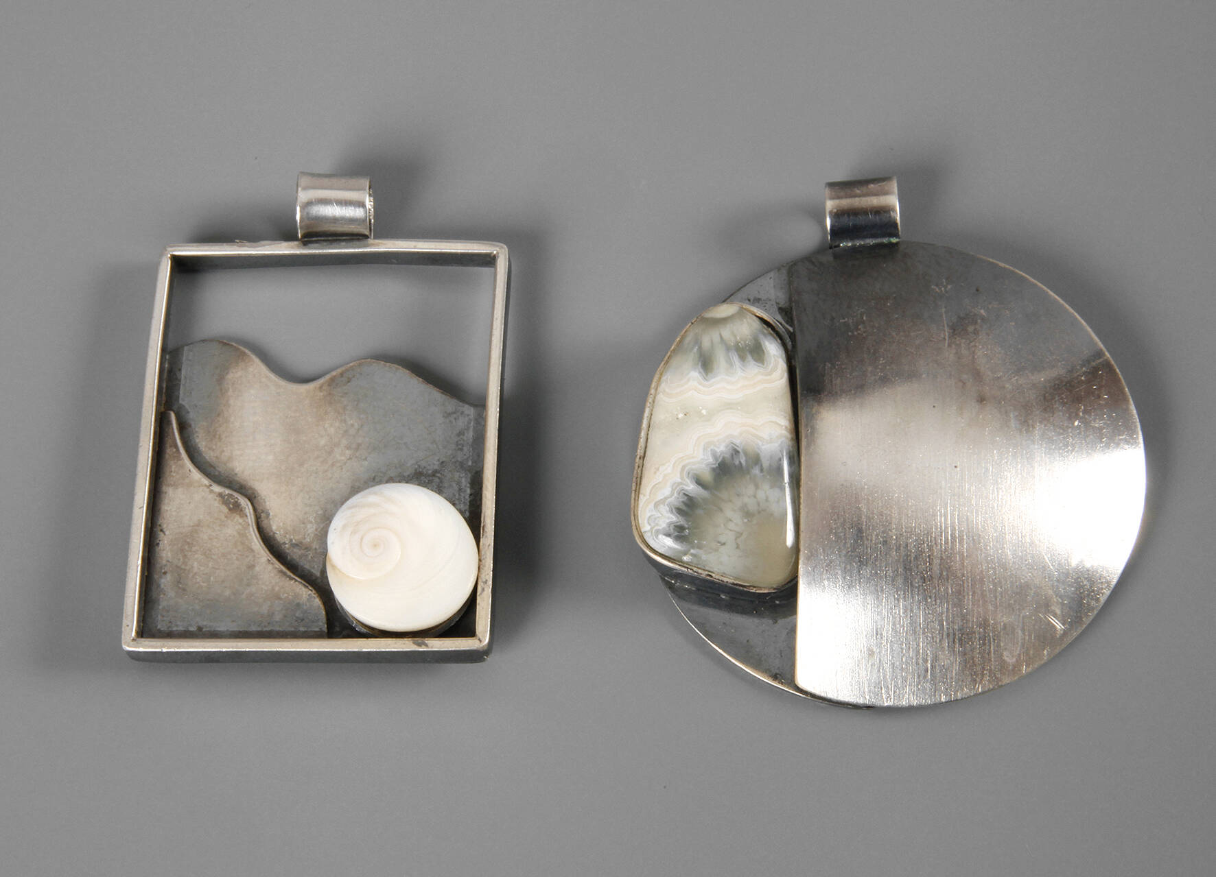 Zwei Designanhänger