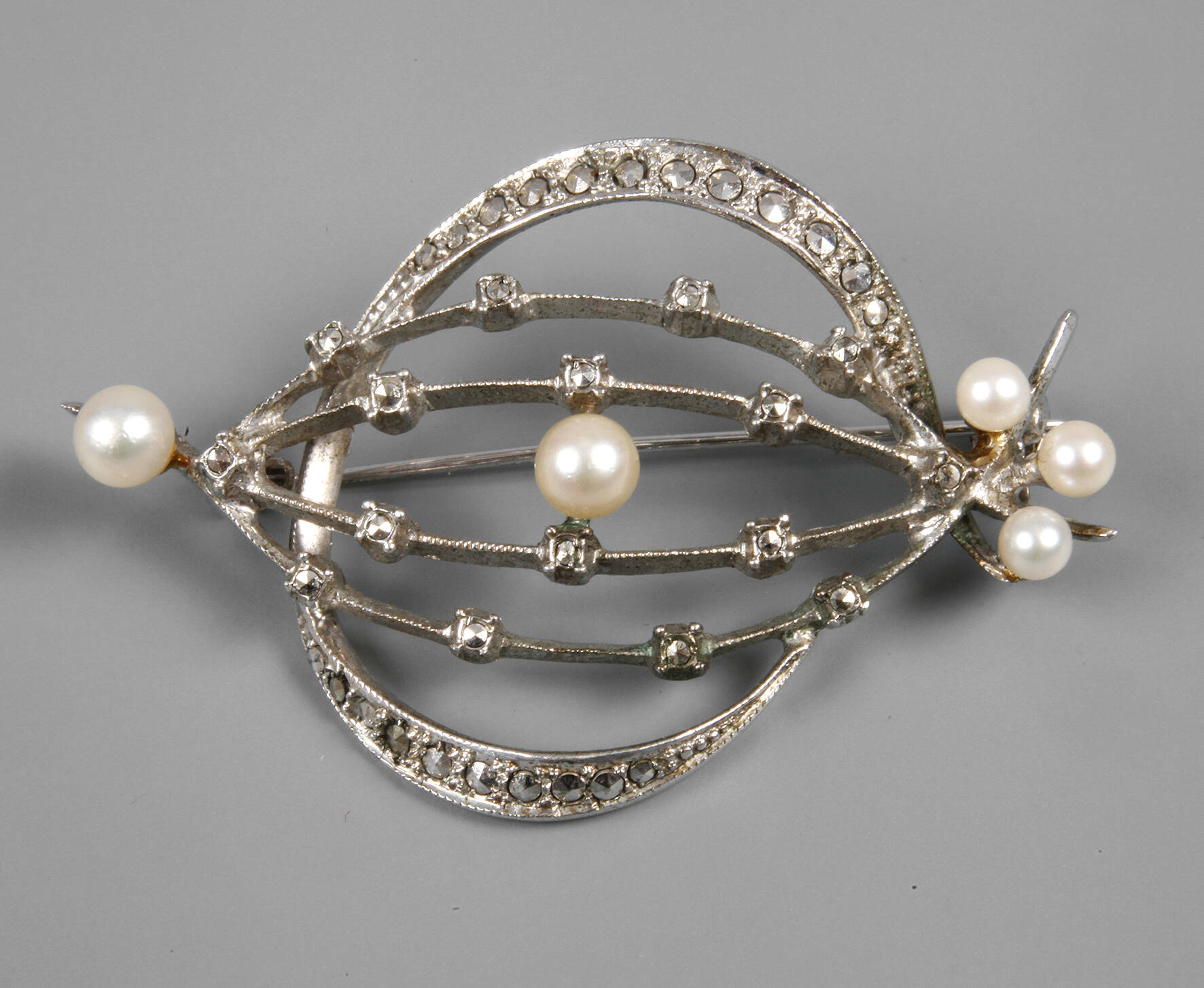 Brosche mit Perlen und Markasiten